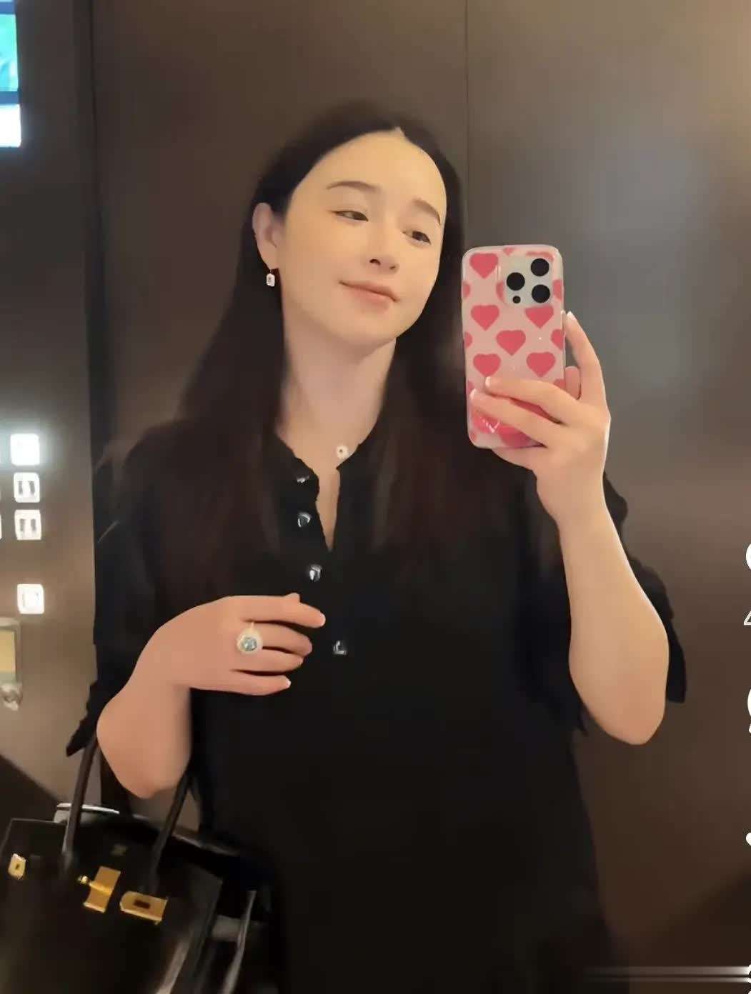 “贵妇感”阚清子穿黑裙配下午茶这松弛感普通人买不起